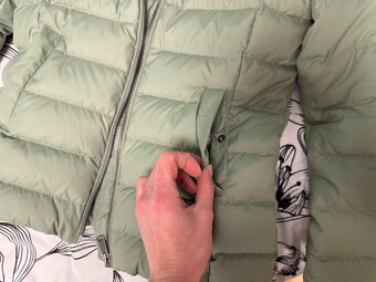 Tommy Jeans dámská péřová bunda s kožešinou Zelená XXS - 4