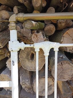 Stará, kovová mřížka s mosaznými prvky - 4