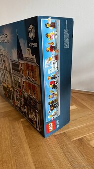 LEGO Creator Expert 10255 Shromáždění na náměstí - 4