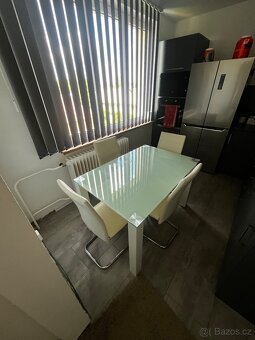 Gauč + jídelní stůl se 4 židlemi – komplet 6 500 Kč - 4