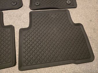 Volkswagen Touran 1T5 gumové rohože 5QB061500 82V - 4