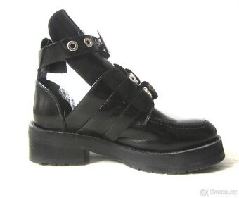 Efektní černé dámské kožené boty, pásky a přezky - 4