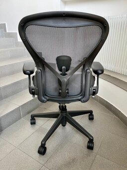 kancelářská židle Herman Miller Aeron Remastered - top stav - 4
