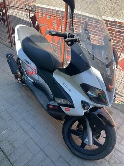 Aprilia SR Max 300 - 4