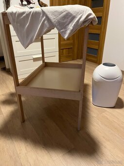 Přebalovací pult Ikea s příslušenstvím a košem na plíny - 4