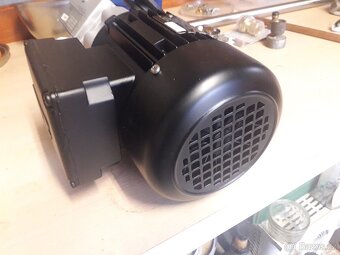 Elektromotor s šnekovou převodovkou - 4