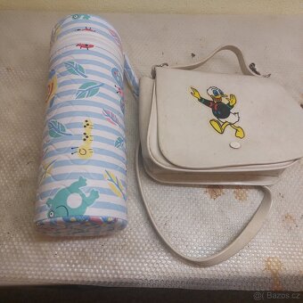 Stará dětská kabelka a termoska. - 4