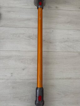 Tyčový a ruční vysavač Dyson V8 - 4