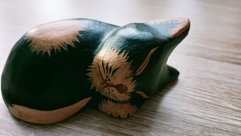 Vzácná vintage dřevěná figurka kočky skvrnitá spící - 4