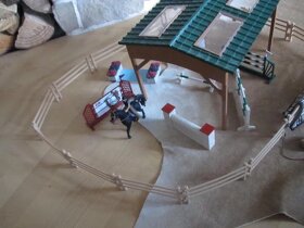 Schleich - jezdecká škola, areál s koňmi atd. - 4