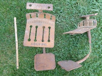 prodám díly z koňského kočáru. Nádrže na PHM, odčerpávací ru - 4