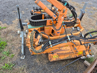 Příkopový mulčovač na Mercedes Unimog - 4