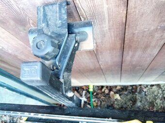 Hakr nosic na nahradni dily - 4