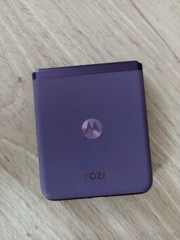 Motorola RAZR 40 - 4
