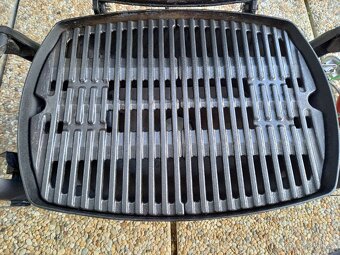 Gril Weber Q1200 vč. podstavce, bomb a grilovacího náčiní - 4