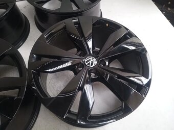 Alu kola VW R20 5x112 černé lesklé MOVÉ 9Jx20H2 ET42 Číslo O - 4