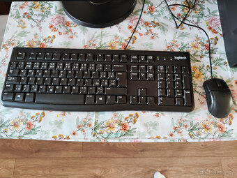 Nabízím k prodeji PC s i3 7100, 8 GB, 500 GB SSD s monitorem - 4
