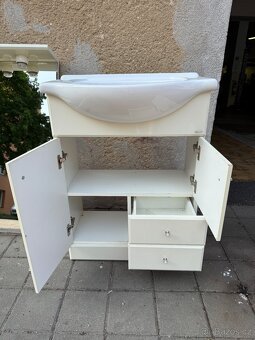 Koupelnová skříňka s umyvadlem a zrcadlem - 4