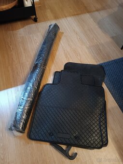 Prodám gumové koberce + vanu Škoda Superb III liftback - 4