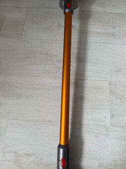 Tyčový a ruční vysavač Dyson V8 - 4