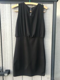 Společenské krátké černé šaty s korálky u výstřihu - 4