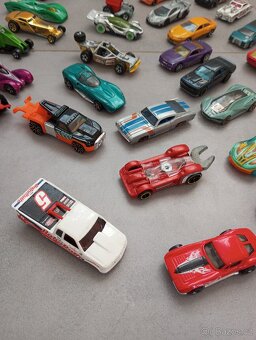 36 ks autíček HotWheels + odpalovač aut - 4