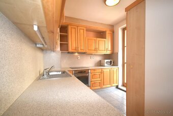 Velmi pěkný 2+kk, 68m2 se dvěma lodžiemi, garáží a sklepem, - 4