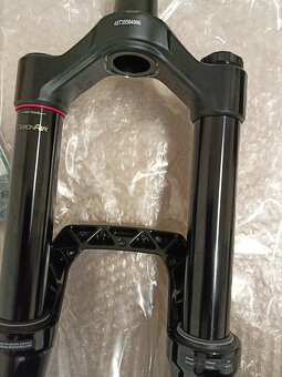 Nová vidlice Rock Shox ZEB Ultimate 29" Butter Cups - 4