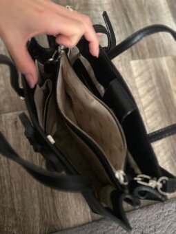 Guess černá kabelka s mašlí – elegantní a nadčasová - 4