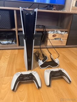 PLAYSTATION 5 PRO, 2 OVLADAČE, DOKOVACÍ STANICE PRO OVLADAČE - 4