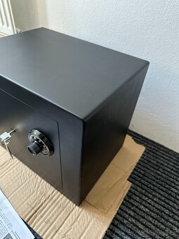 TREZOR, NÁBYTKOVÝ TREZOR, SEJF - JAKO NOVÝ - - 4