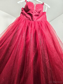 NOVÉ TŘPYTIVÉ plesové šaty VÍNOVÉ - 4