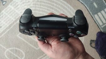 prodám PlayStation 4 , 1T , 2 ovladače - 4