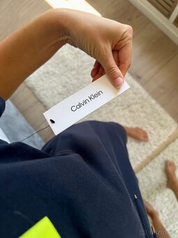 CALVIN KLEIN TMAVĚ MODRÉ ŠATY S KAPUCÍ - 4