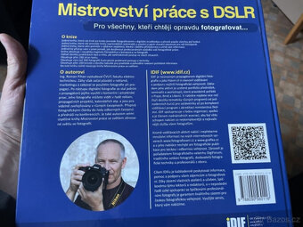 2x Objektiv, Fotoaparát-digitální zrcadlovka; Brašna, Kniha. - 4