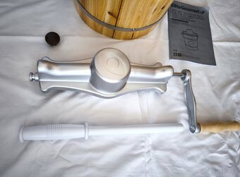 Výrobník zmrzliny Elite Gourmet EIM 916 - 4