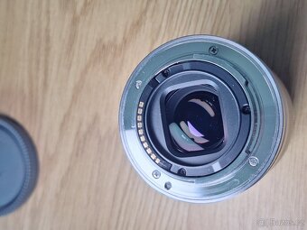 Objektiv Sony E 50mm f/1.8 OSS – stříbrná verze (SEL50F18) - 4