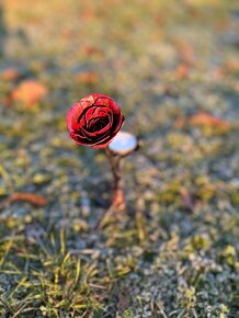 Plamen v růži - ručně kovaný svícen na čajovou svíčku - 4