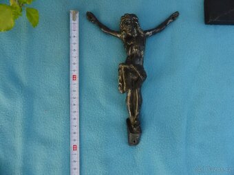 Ježíš na kříží - starý dřevěný křížek - litá soška - 4