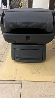VW MULTIVAN T 5.1 OTOČNÁ SEDAČKA - 4