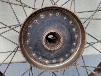 Zadní kolo na předválečné moto Bianchi - 4