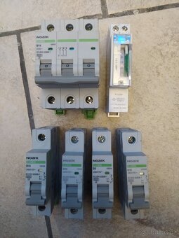 Zbytky elektro kabely jističe svorky relatka - 4