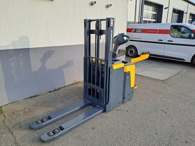 Vysokozdvižný vozík AKU ruční přízdvih Jungheinrich - 4