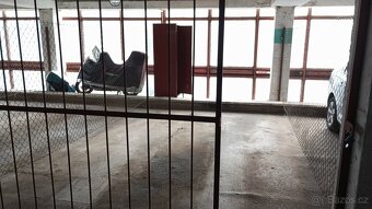 Pronájem uzamykatelné garážové kóje na Proseku - 4