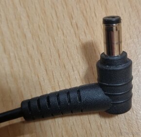 Zdroj, nabíječka, adapter 19V, 1,58A - 4
