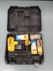 Pneumatická sponkovačka (hřebíkovačka) DEWALT D51238 - 4