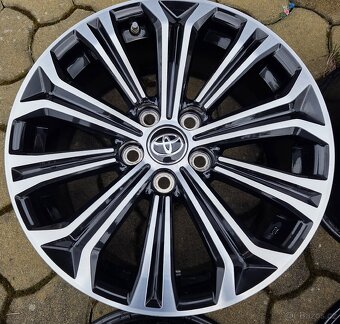 Atraktivní orig.alu Toyota COROLLA 17" 5x114,3 + senzory - 4