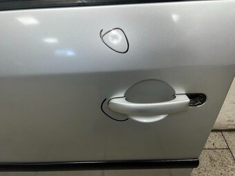 Levé přední dveře stříbrná metalíza LA7W VW Caddy 2k 2008 - 4