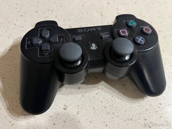 PlayStation PS3 slim 300GB + origo ovladač + hra - 4