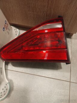 VW Touran – levé zadní světlo na kufru - prasklé - 4